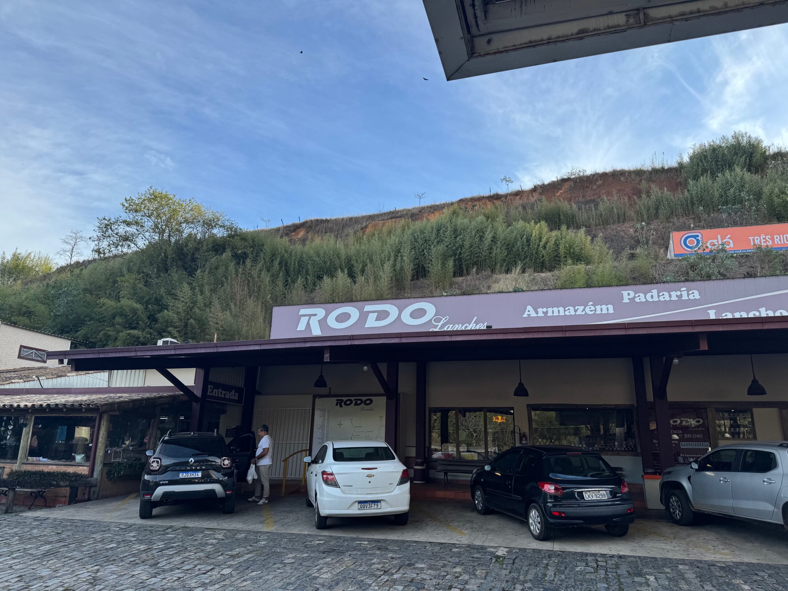 Rodo Lanches: Elegância Inesperada na BR-040 Rodo Lanches: Elegância Inesperada na BR-040