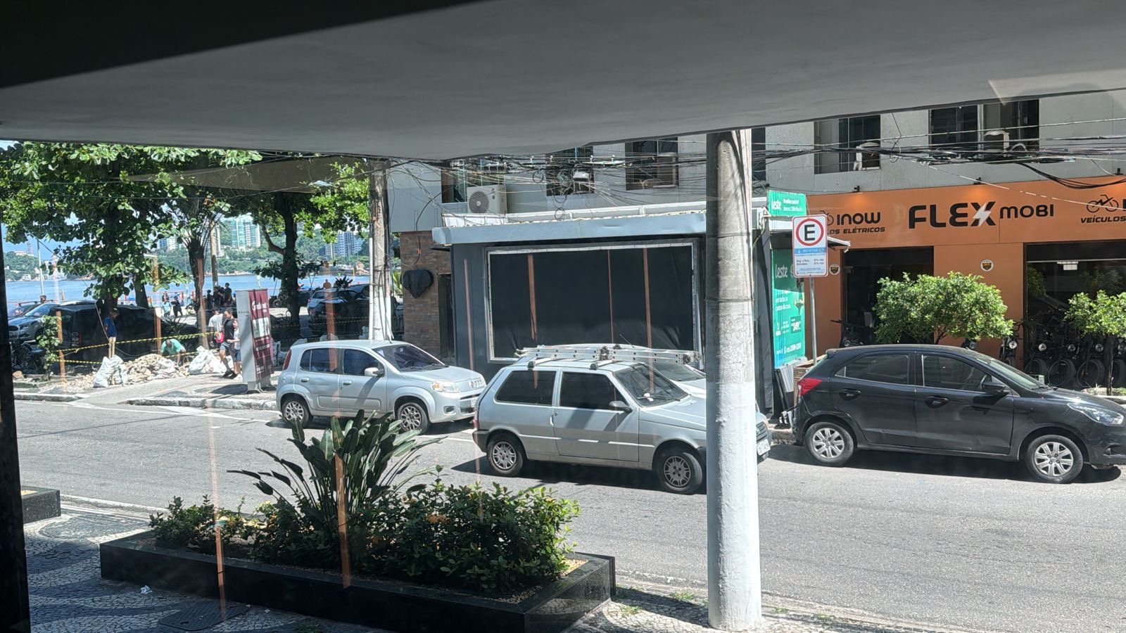 Moradores de Icaraí defendem preservação de calçada ajardinada e banca de jornal tradicional